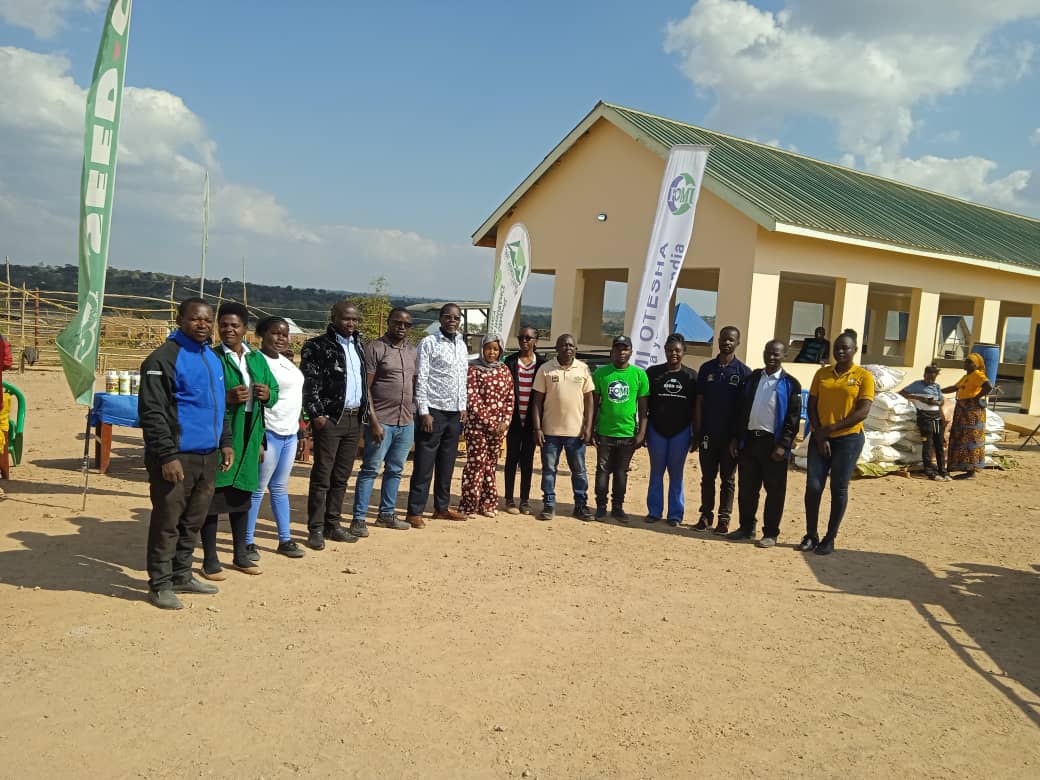 Mnara Group team and farmers